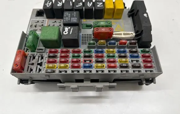 Opel Zafira B Fuse module 24412497