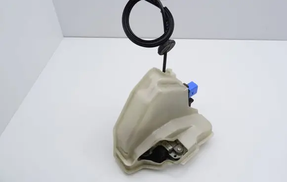 Volkswagen Golf V Rear door lock 7L0839016