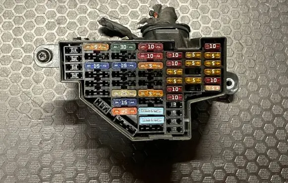 Volkswagen PASSAT B6 Fuse module 46502675 242958