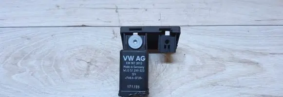 Volkswagen Golf V Glow plug pre-heat relay 038907281D 51299023