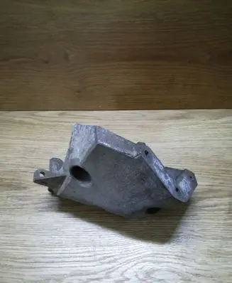 Engine mounting bracket