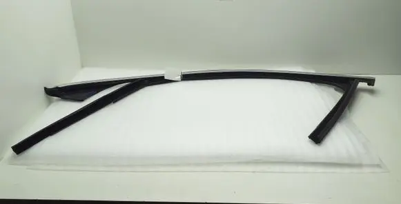 Mercedes-Benz GLC X253 C253 Rubber seal front door window/glass A2537257300