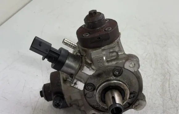 BMW X3 F25 Fuel injection high pressure pump 0445010634 7823463