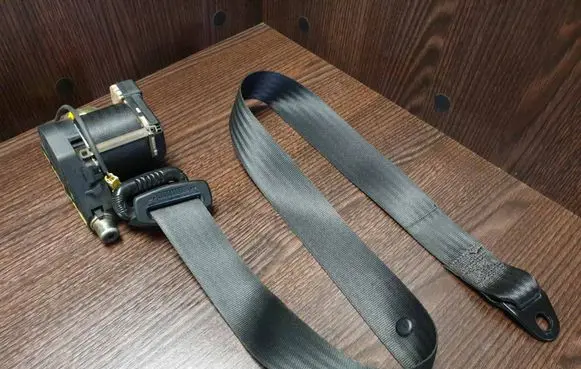 Iveco Daily 35 - 40.10 Front seatbelt 33017280A1 048006 33004574F