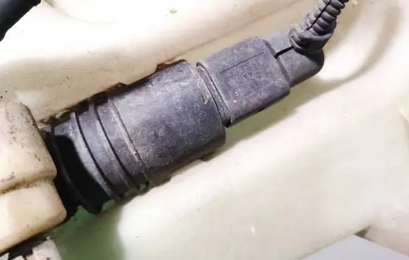 Volkswagen PASSAT B5 Windscreen/windshield washer pump
