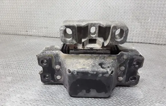 Volkswagen Caddy Engine mount bracket