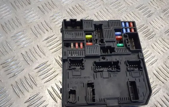 Nissan Qashqai Fuse module 284B74BA0A 521501F08 2080091857