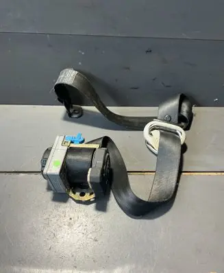Volkswagen Golf IV Front seatbelt 00064684