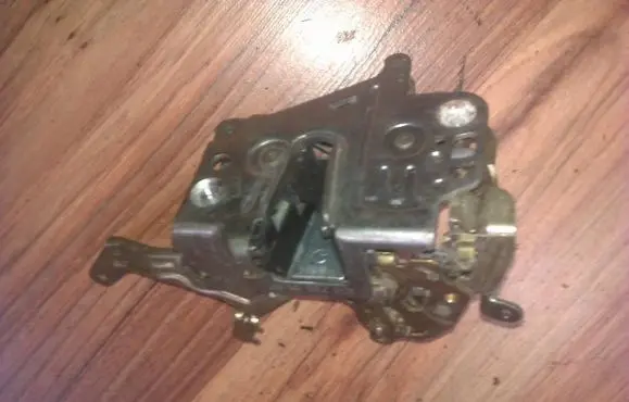 Mercedes-Benz C W202 Rear door lock 2027300535