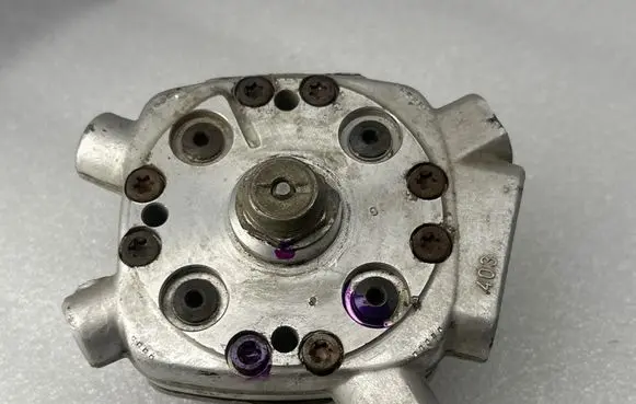 Audi 80 90 B3 Fuel distributor 0438101005
