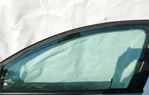 Volvo V50 Front door window glass four-door