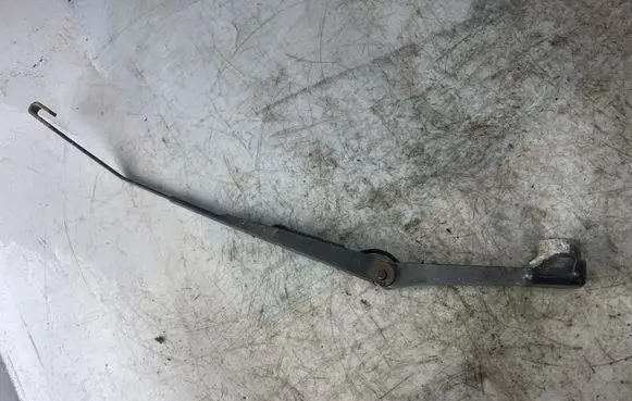 Mitsubishi Pajero Sport I Front wiper blade arm