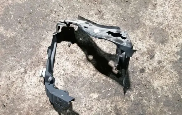 Mercedes-Benz E W211 Headlight/headlamp mounting bracket