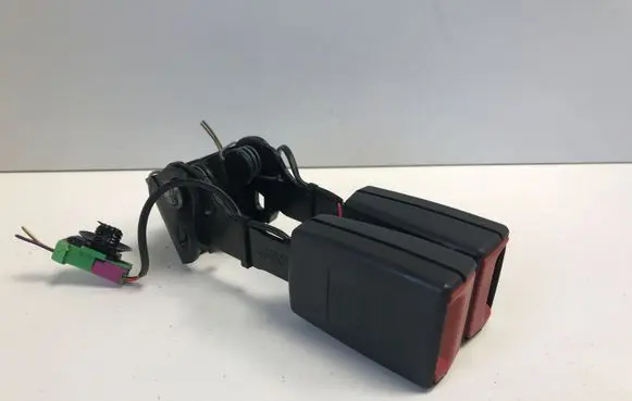 Middle seatbelt buckle (rear)