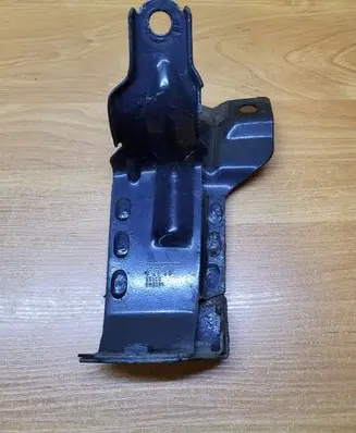 Radiator mount bracket