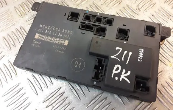 Mercedes-Benz E W211 Door control unit/module 2118701126 A2118701126