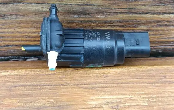 Volkswagen Touran III Windscreen/windshield washer pump 1K6955651