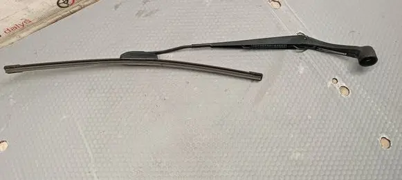 Mitsubishi L200 Windshield/front glass wiper blade 