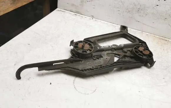 Skoda Octavia Mk2 (1Z) Headlight/headlamp mounting bracket 1z0941340