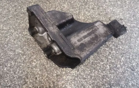 Mercedes-Benz E W211 Engine mounting bracket A6132230404