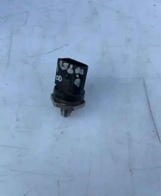 Volkswagen Golf V Fuel pressure sensor 06H906051 0261545025