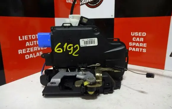 Volkswagen Golf V Rear door lock 7L0839015