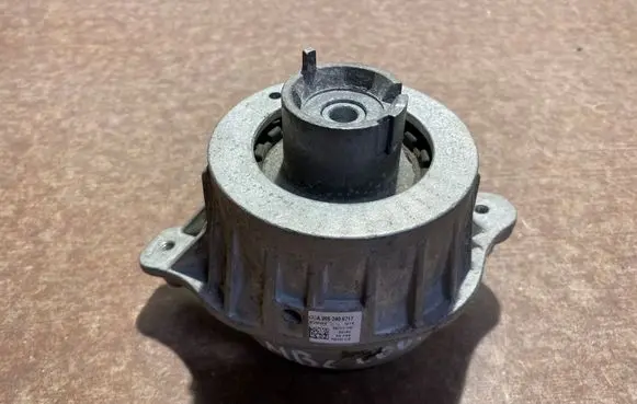 Mercedes-Benz C W205 Engine mount bracket A2052406717
