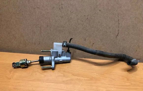 Toyota Corolla E120 E130 Clutch master cylinder AISIN