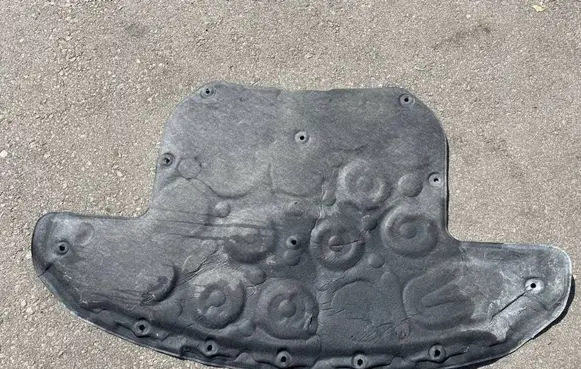 Engine bonnet/hood sound/heat insulation