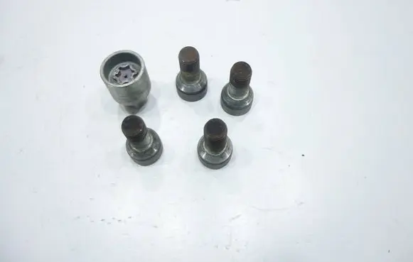 Volkswagen Touran II Anti-theft wheel nuts and lock 