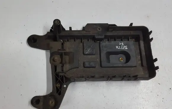 Volkswagen Jetta VI Battery tray 1KM915333AP 1KM915333