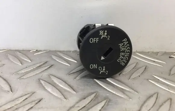 Passenger airbag on/off switch