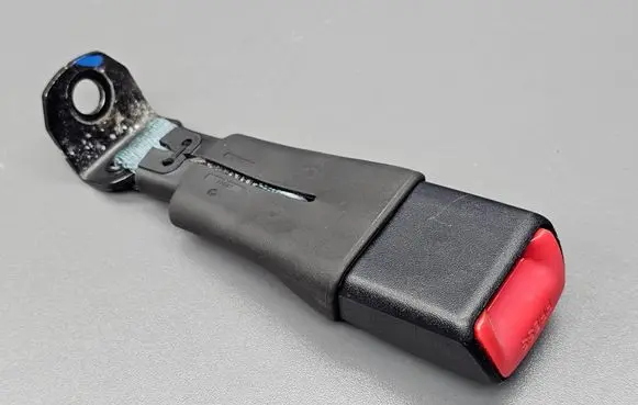 Suzuki Swift II Rear seatbelt buckle 