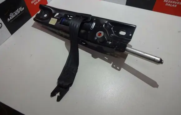 Volvo V70 Front seatbelt 39811480