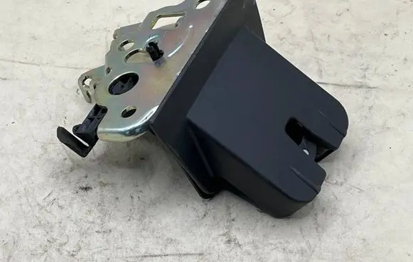 Audi Q7 4M Rear glass lock/latch T1802 8R0827505