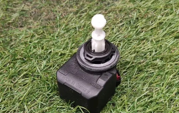 Ford Fiesta Headlight level adjustment motor 00883040