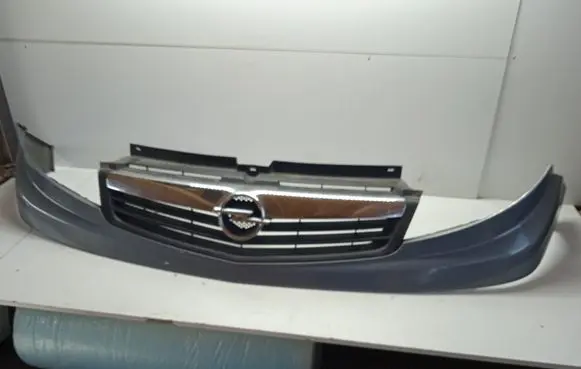 Opel Vivaro Front bumper upper radiator grill 623100248R