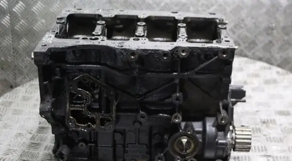 Volkswagen PASSAT B6 Engine block 03L103021A