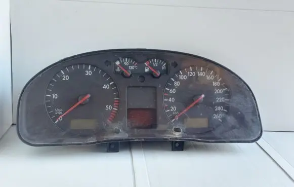 Volkswagen PASSAT B5 Speedometer (instrument cluster) 3B0920822A