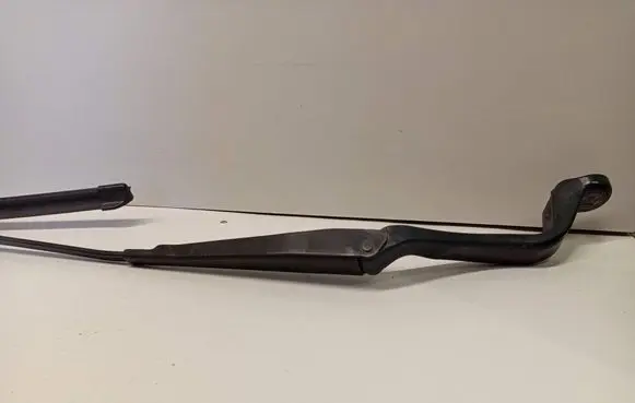 Front wiper blade arm