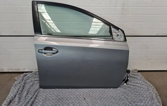 Toyota Auris E180 Front door 