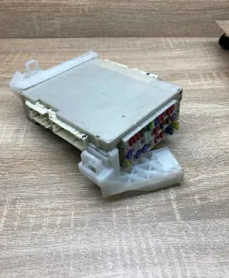 Toyota Prius+ (ZVW40) Fuse module 8273047420 8273047420A