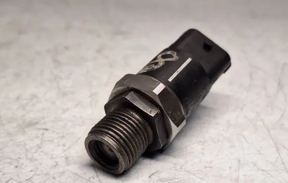 BMW 5 E39 Fuel pressure sensor 0281002475 13537812345