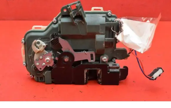 Volkswagen PASSAT B5 Front door lock 601001045421P