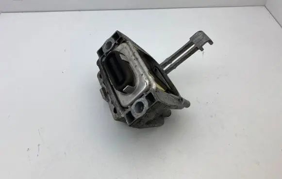 Volkswagen Passat Alltrack Engine mount bracket 3Q0199262J 21102015 XXXZRF15K12736