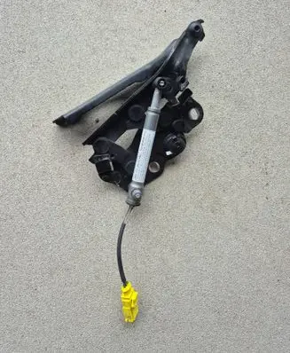 Engine bonnet/hood hinges