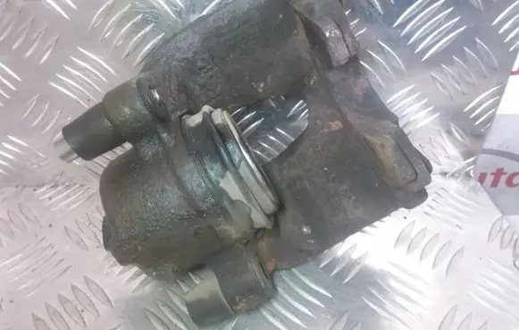 Toyota Avensis T220 Front brake caliper 821
