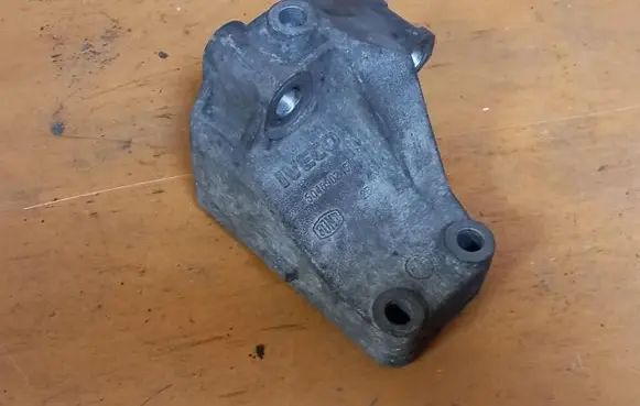 Iveco Daily 6th gen Engine mounting bracket 504090245