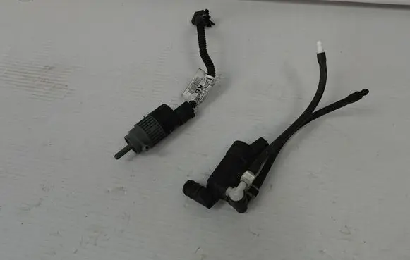 Ford Focus ST Windscreen/windshield washer pump BV6117K624BB GM2113K082AB