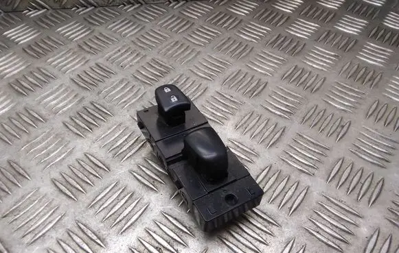 Nissan Qashqai Electric window control switch